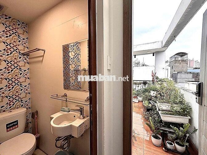 Nhà Nguyên Căn - Trần Hưng Đạo Quận 1 - 2PN/4WC - 1 trệt 3 lầu + sân
