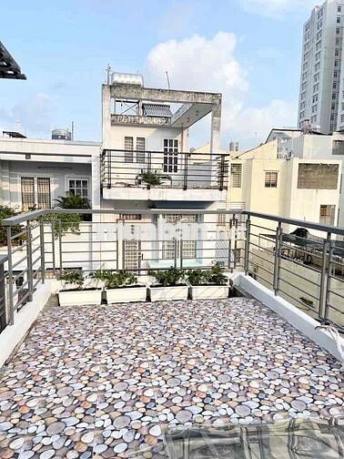NGUYỄN THỊ NHỎ NGAY VÒNG XOAY LÊ ĐẠI HÀNH - Ô TÔ ĐỔ CỬA 4 TẦNG ĐẸP .