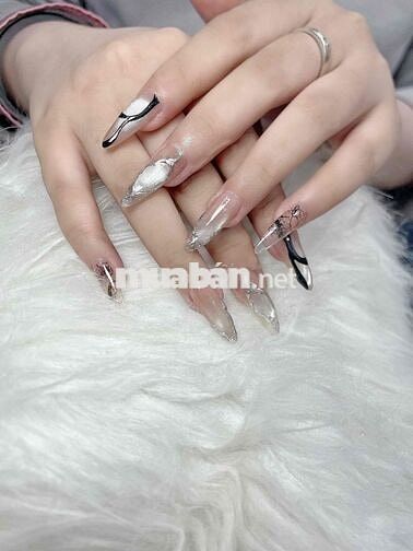 1 thợ nail làm theo ca