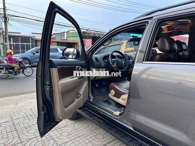 Toyota Fortuner 2014 máy dầu số sàn.