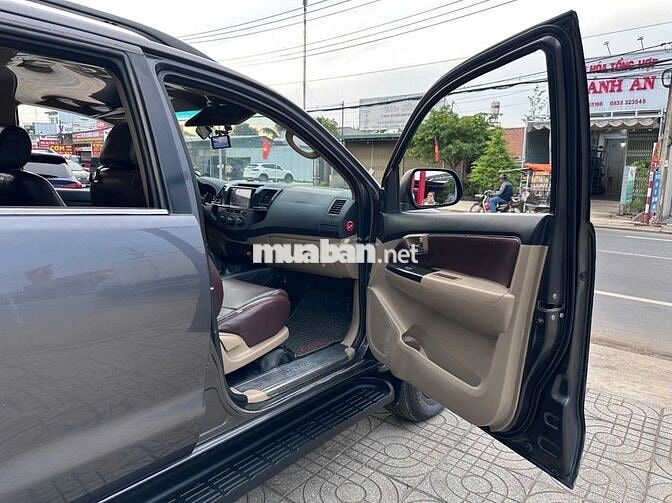 Toyota Fortuner 2014 máy dầu số sàn.