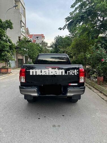 Toyota Hilux 2.4G Đen