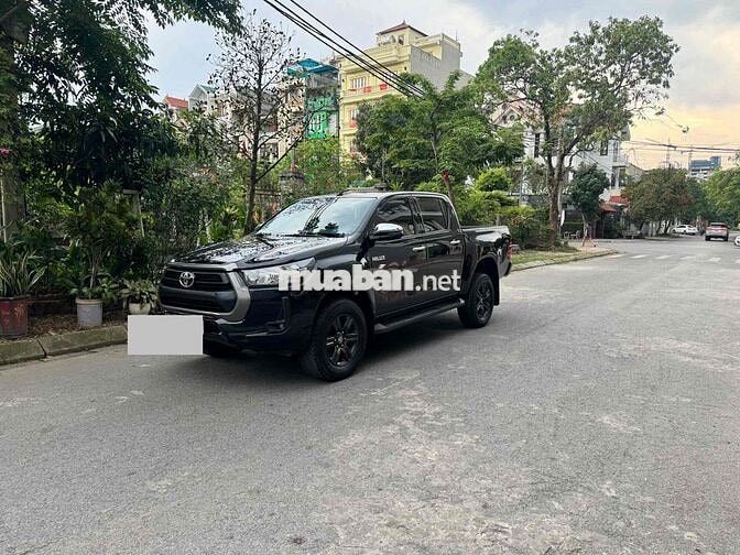 Toyota Hilux 2.4G Đen