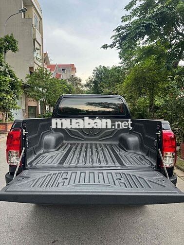 Toyota Hilux 2.4G Đen