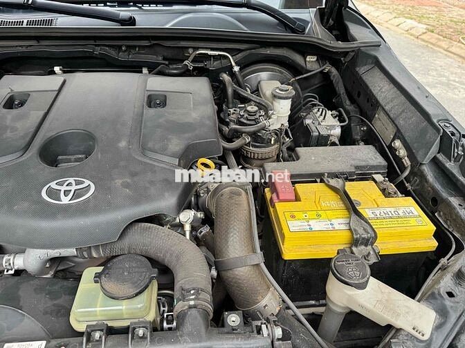 Toyota Hilux 2.4G Đen