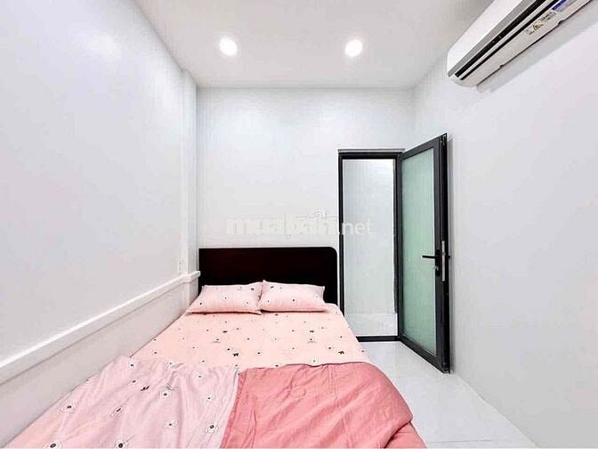 Nhà mới 100% tặng full nội thất , trung tâm Phú Nhuận
