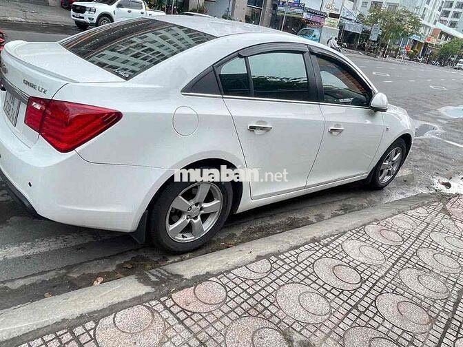 Chevrolet Cruze LTZ Trắng 5 chỗ