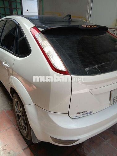Ford Focus Trắng số tự động