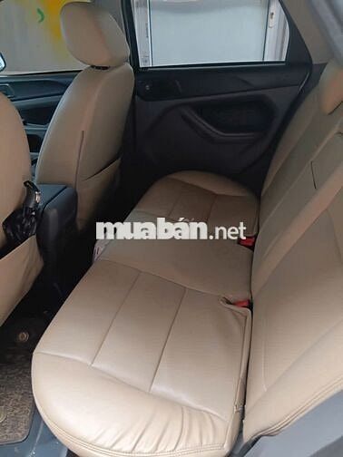 Ford Focus Trắng số tự động