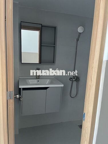 Chỉ còn 1 phòng lửng có ban công mới xây