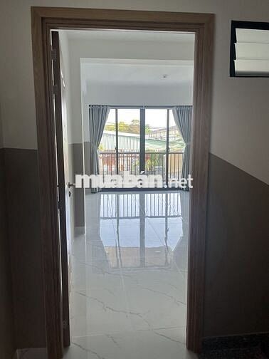 Chỉ còn 1 phòng lửng có ban công mới xây