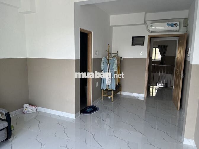 Chỉ còn 1 phòng lửng có ban công mới xây