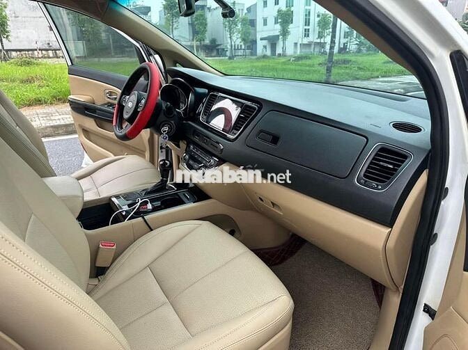 Kia Sedona model 2018 máy dầu màu trắng