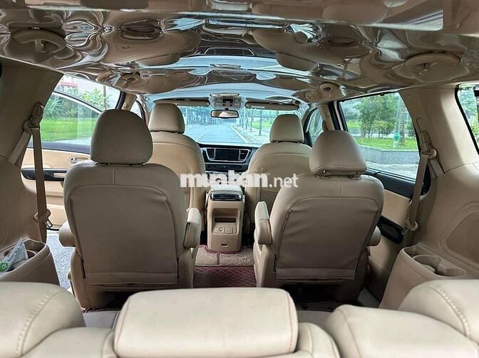 Kia Sedona model 2018 máy dầu màu trắng
