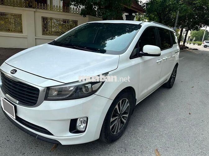 Kia Sedona model 2018 máy dầu màu trắng