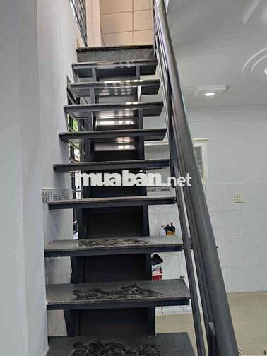nhà Cấp 4 ngang 4 * 10 _ Có gác _ HXh _ Ngay Ngã tư ga