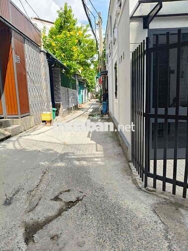 nhà Cấp 4 ngang 4 * 10 _ Có gác _ HXh _ Ngay Ngã tư ga