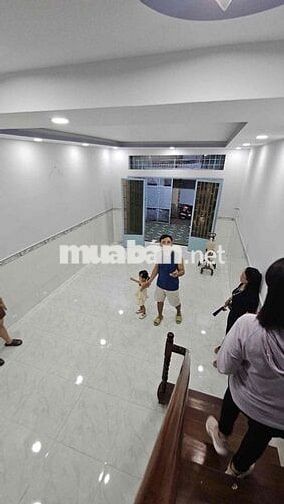 Thuê Nhà Nguyên Căn Rộng 90m^2 4pn 2 wc Nhà Trống Vào Ở Ngay