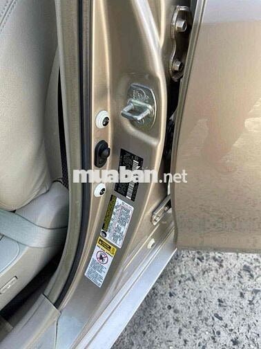 Toyota Camry nhập Mỹ màu Vàng cát