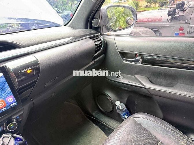 Toyota Hilux 4x4 AT 2018 2 cầu Đen Tự động