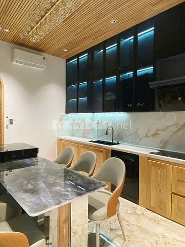 Nhà 3 tầng mới full nôi thất sát biển giá 7,6 tỷ.
