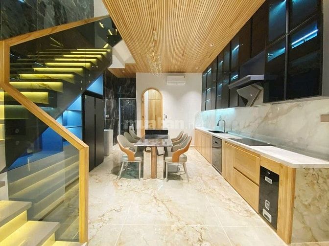Nhà 3 tầng mới full nôi thất sát biển giá 7,6 tỷ.
