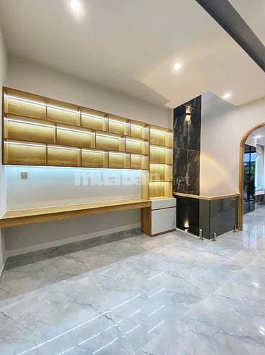 Nhà 3 tầng mới full nôi thất sát biển giá 7,6 tỷ.