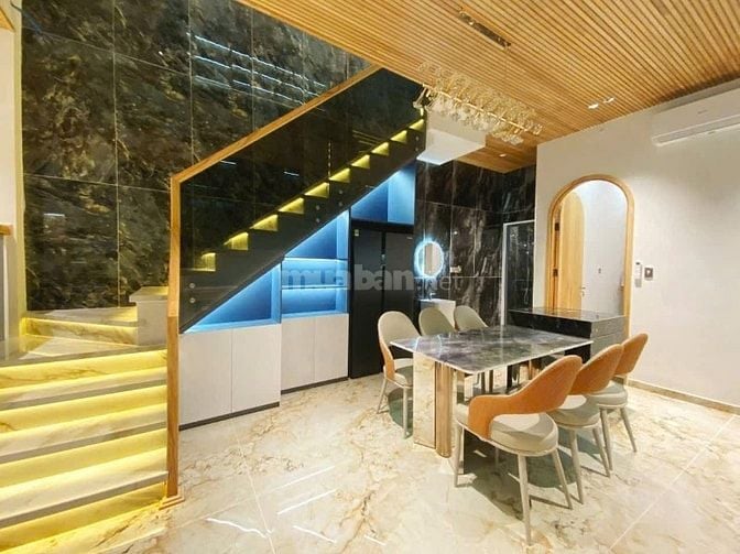 Nhà 3 tầng mới full nôi thất sát biển giá 7,6 tỷ.
