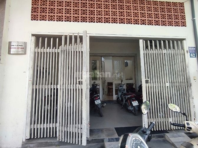 Nhân viên giao hàng dược phẩm xe máy
