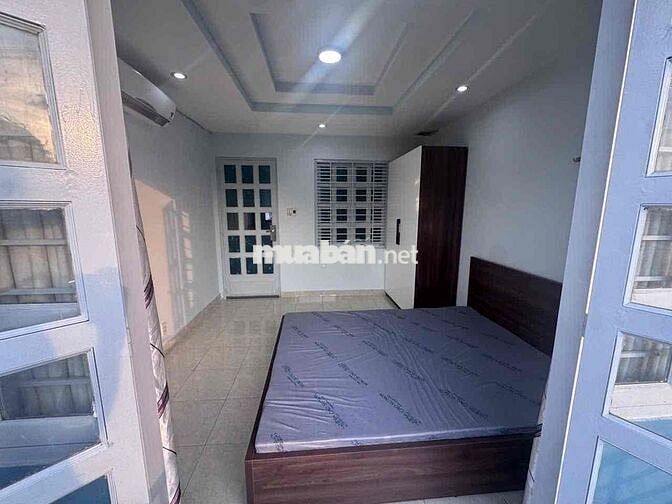 chính chủ cho thuê 3 phòng trống có ban công ngay cầu chữ Y sát quận 1