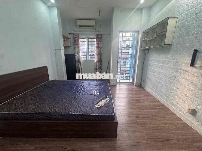 chính chủ cho thuê 3 phòng trống có ban công ngay cầu chữ Y sát quận 1