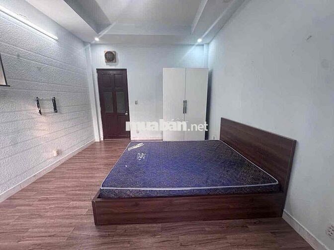 chính chủ cho thuê 3 phòng trống có ban công ngay cầu chữ Y sát quận 1