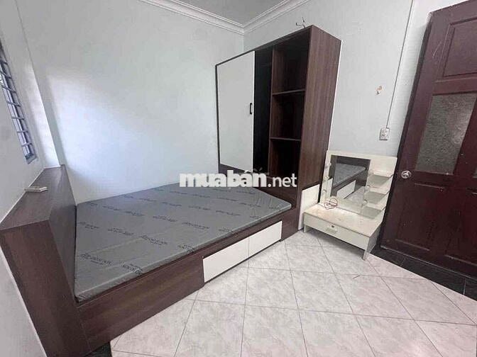 chính chủ cho thuê 3 phòng trống có ban công ngay cầu chữ Y sát quận 1