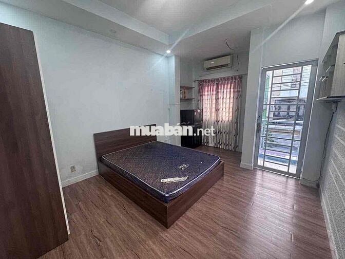 chính chủ cho thuê 3 phòng trống có ban công ngay cầu chữ Y sát quận 1