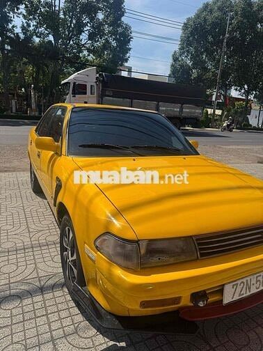 Toyota Corolla màu Vàng