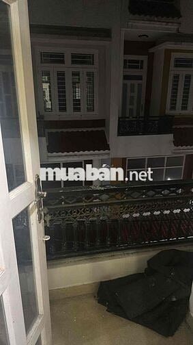 Pass phòng đối diện Vạn Phúc, có cửa sổ, ban công