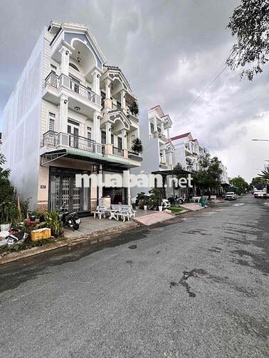 Nhà 2 lầu full nội thất KDC Cửu Long