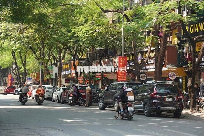 KHU CẦU GIẤY, MẶT TIỀN 10M,VỈA HÈ 3M, DÒNG TIỀN 40TR/THÁNG. 12,5 TỶ