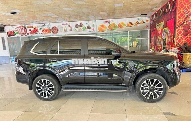 Ford Everest Platinum 2025 2 cầu Đen siêu lướt