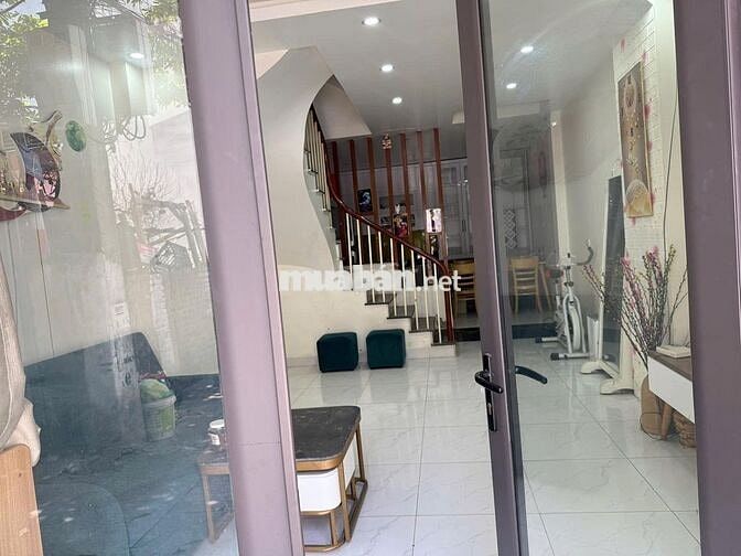 Cho thuê nhà phố Chu Huy Mân, 40m, 3pn, full đồ, nhà mới, ở ngay. 9tr