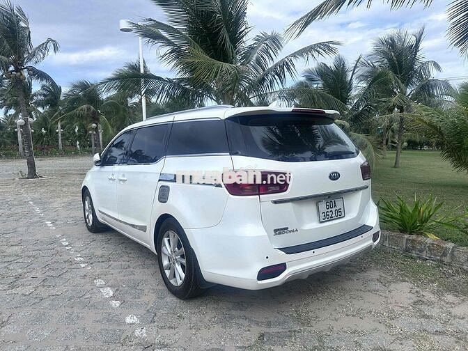 KIA Sedona 2018 Trắng 7 chỗ