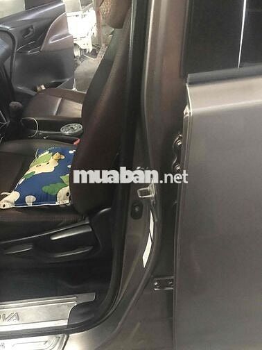 Toyota Innova 2017 2.0E Ghi đồng