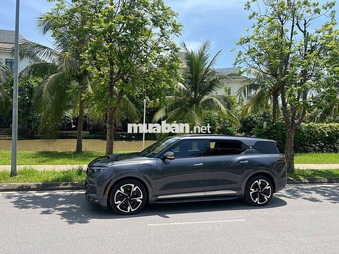 Xe điện VinFast VF9 Plus 2024 Xám