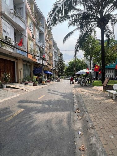 Nhà đường 320 Bông Sao F5Q8 view công viên: 4m x16m, trệt, 2 lầu, 1st 