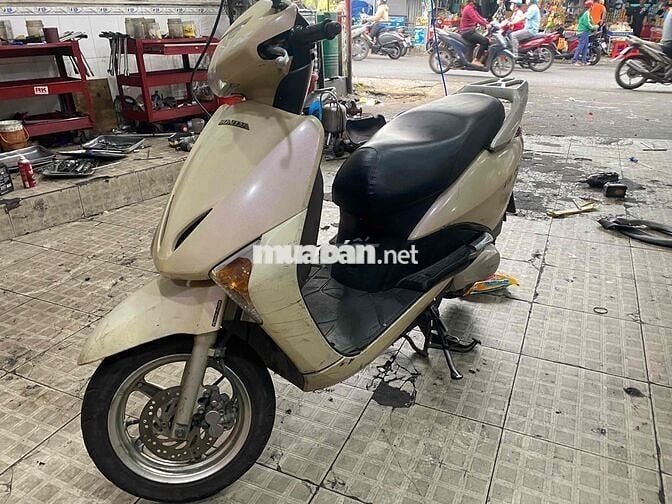 Honda Lead 110 màu Vàng cát