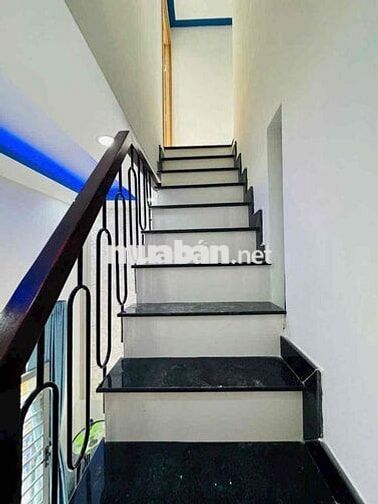 1 trệt 1 lầu 3 phòng ngủ 2 tolet 1 ban công