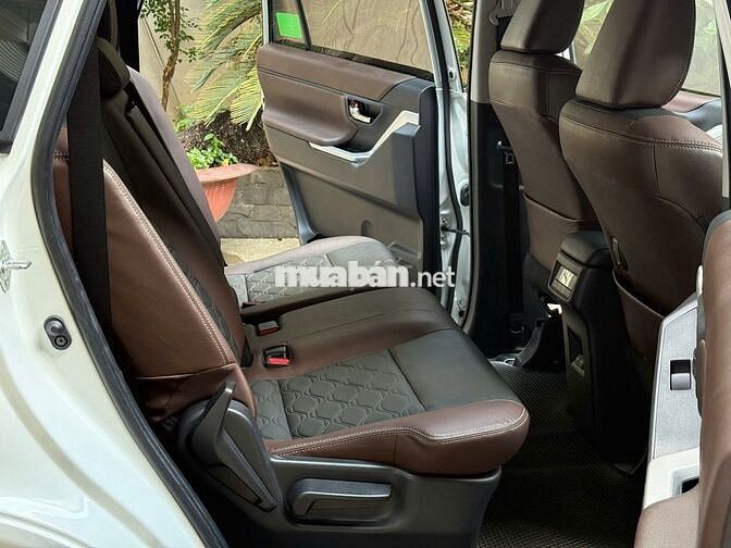 8 Chỗ - Innova Cross 2.0V 2025 (Xăng, Tự động)