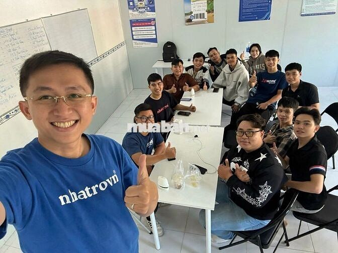 NHÂN VIÊN DẪN KHÁCH XEM PHÒNG CHO THUÊ