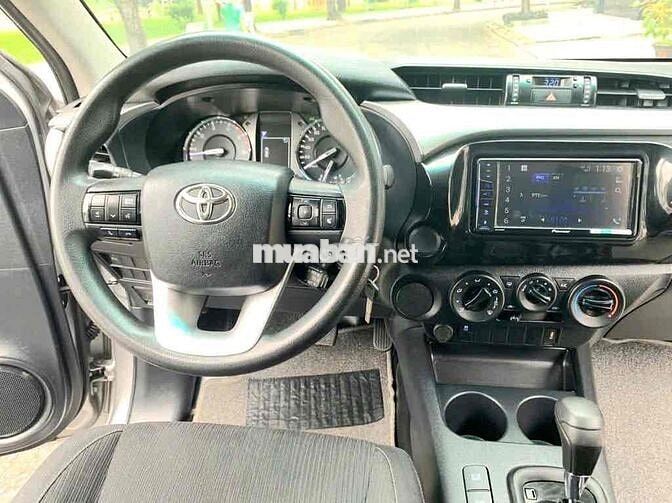 Toyota Hilux E 4x2 AT 2021 Bạc