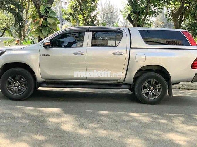 Toyota Hilux E 4x2 AT 2021 Bạc